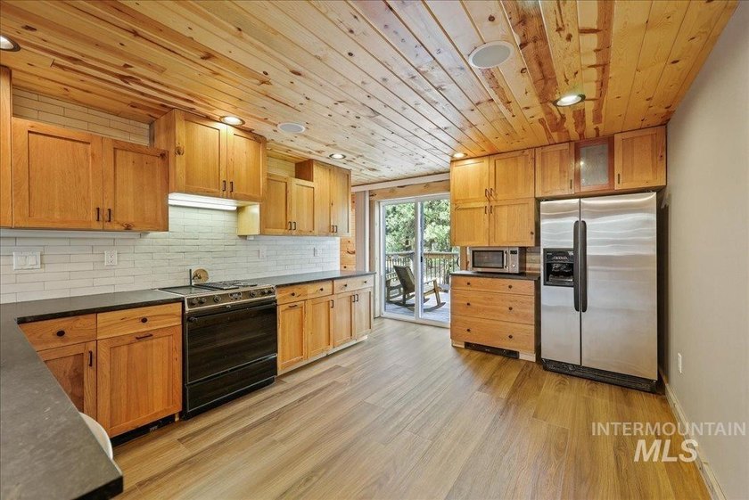 MOUNTAIN LIVING AT ITS BEST! Nestled on a beautifully wooded 1 - photo 9