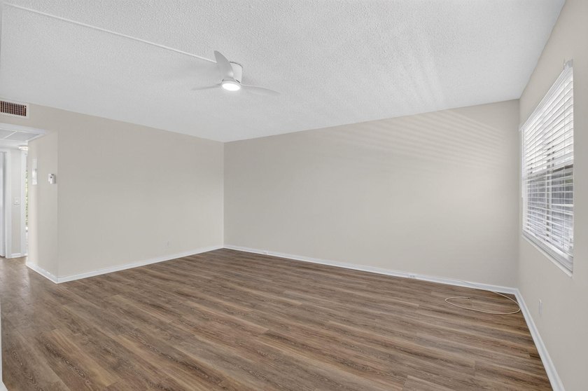 2/1.5, Amazing corner unit on the third floor offers an - photo 11