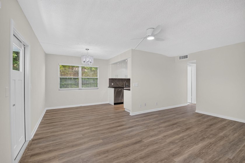 2/1.5, Amazing corner unit on the third floor offers an - photo 14