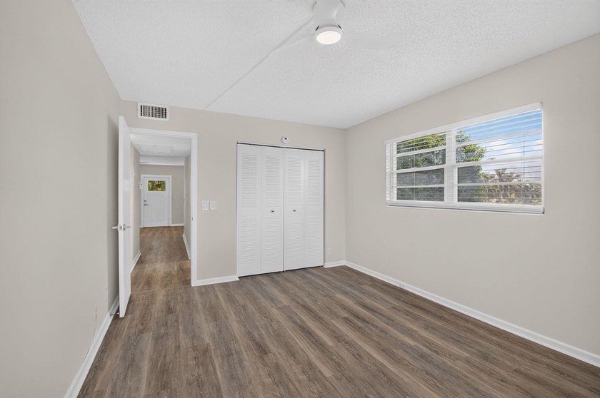 2/1.5, Amazing corner unit on the third floor offers an - photo 15