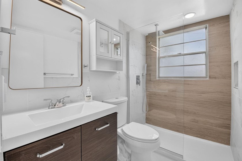 2/1.5, Amazing corner unit on the third floor offers an - photo 17