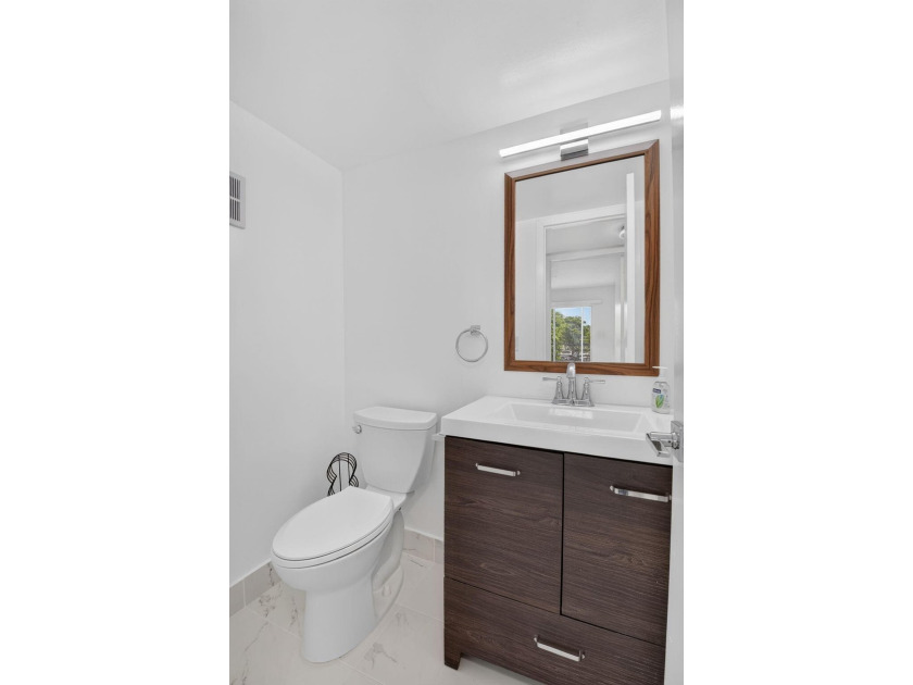 2/1.5, Amazing corner unit on the third floor offers an - photo 21