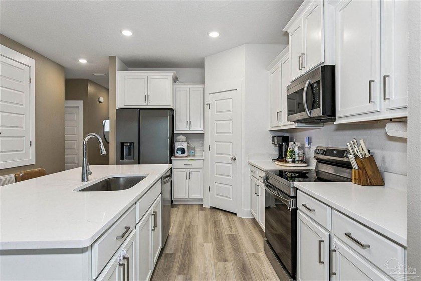 Home is located in the Saddle Ridge community. This cute 3 - photo 9