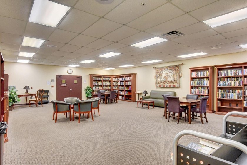 2/1.5, Amazing corner unit on the third floor offers an - photo 46