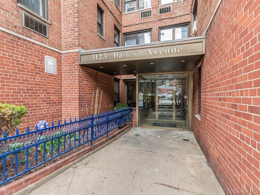 Sun-Drenched Sophistication Near Van Cortlandt Park Stop renting - photo 13