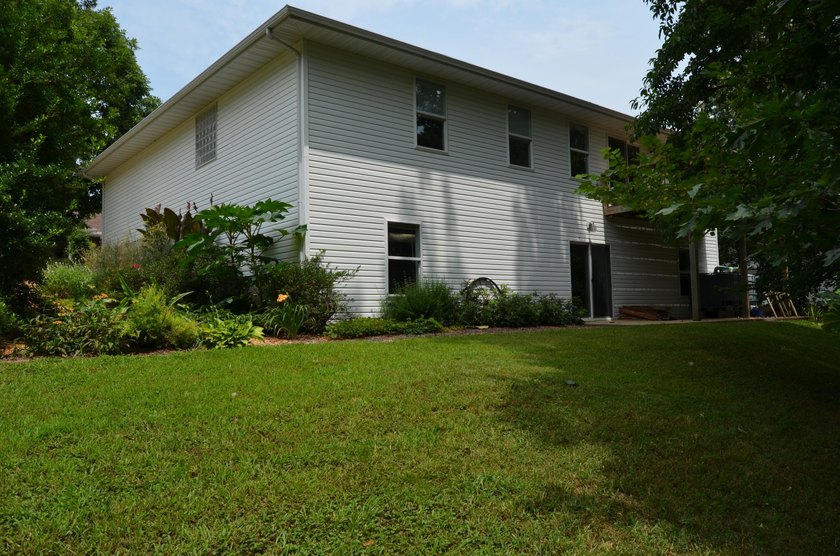Welcome home to this beautifully maintained, one-owner residence - photo 33