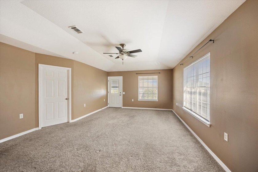 Welcome to this inviting and well-maintained Shadow Lakes patio - photo 5