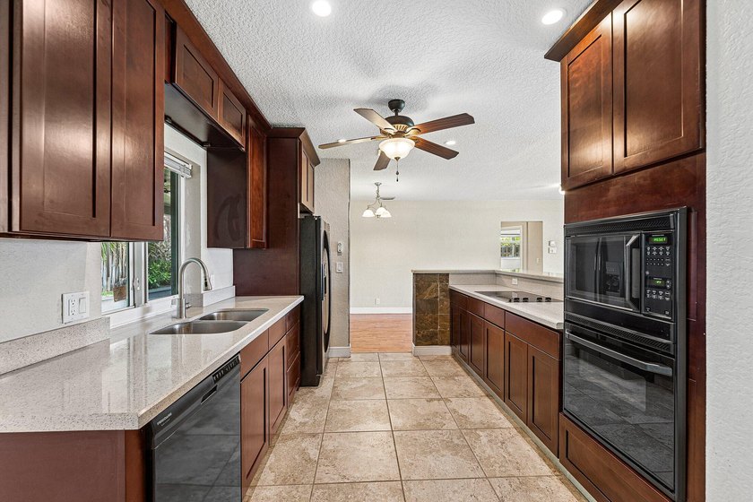 Welcome to this beautifully maintained 2-bedroom, 2-bath home - photo 11