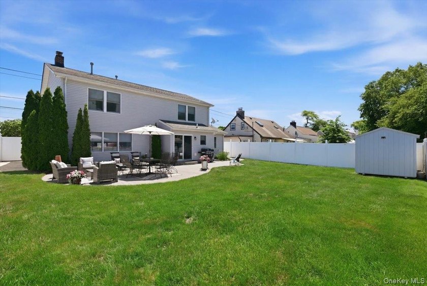 Welcome to this beautifully maintained two story home offering - photo 21
