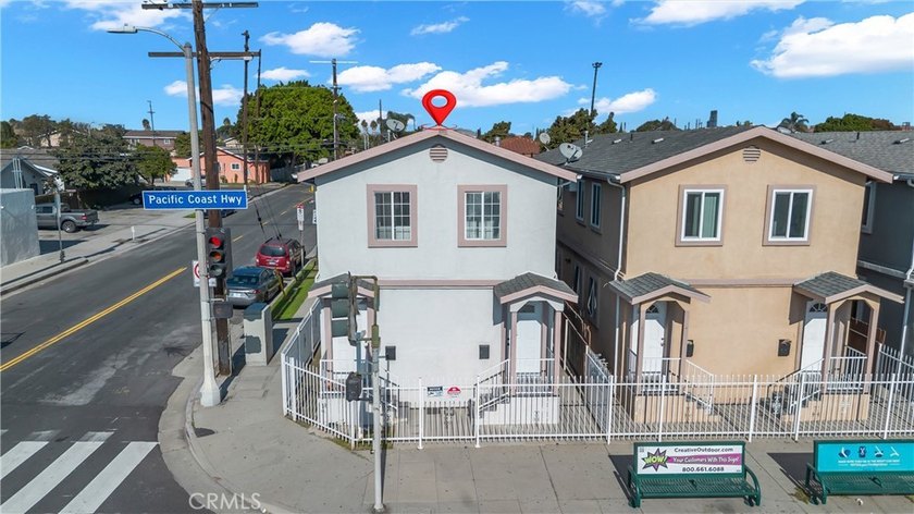 This well-maintained duplex offers two units under one roof - photo 38