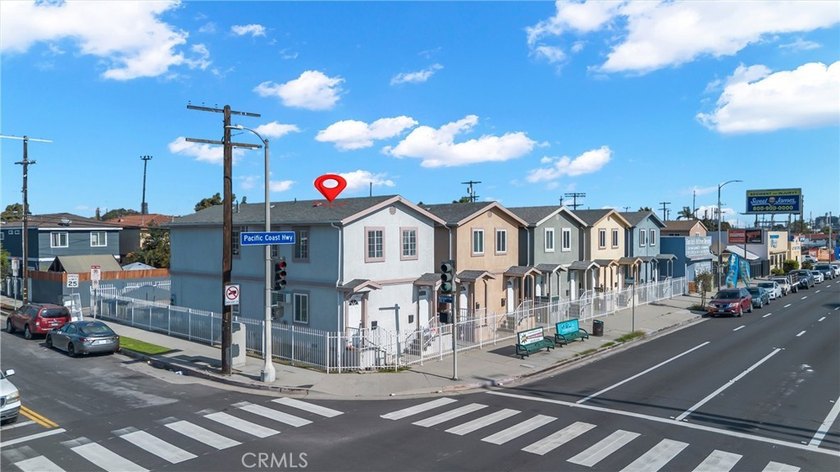 This well-maintained duplex offers two units under one roof - photo 42