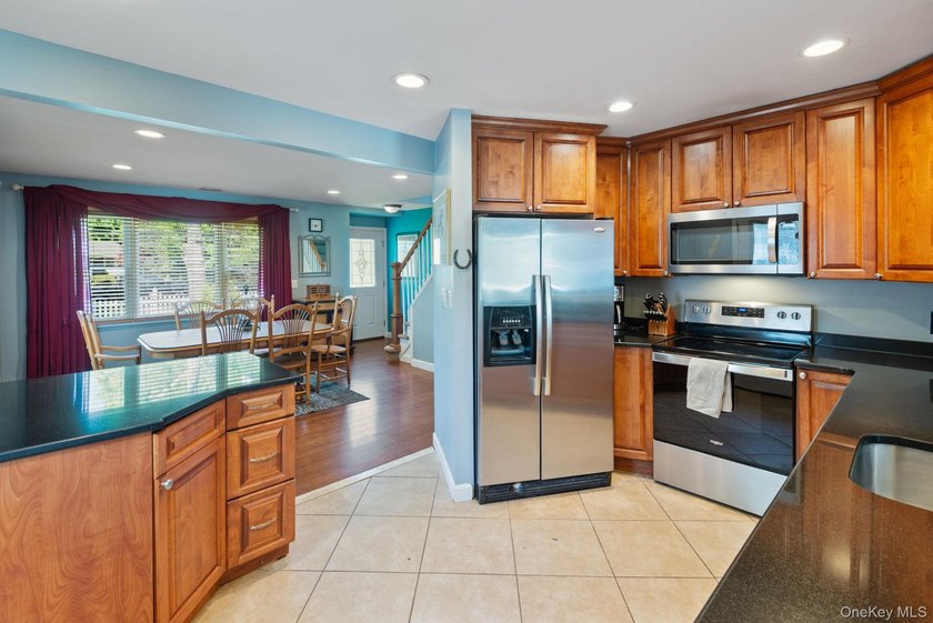 Beautifully maintained expanded Cape in Bay Shore offering 4 - photo 5