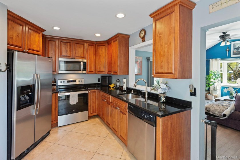 Beautifully maintained expanded Cape in Bay Shore offering 4 - photo 6