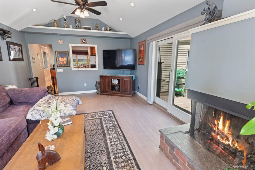 Beautifully maintained expanded Cape in Bay Shore offering 4 - photo 8