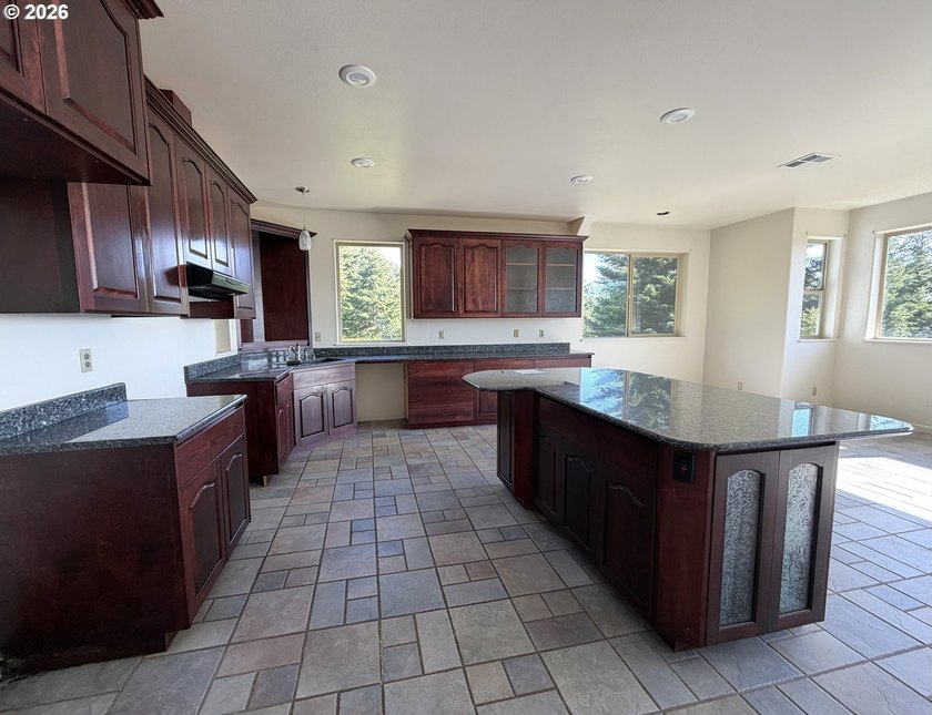 Enjoy peaceful COASTAL LIVING in this custom-built 2006 home - photo 11