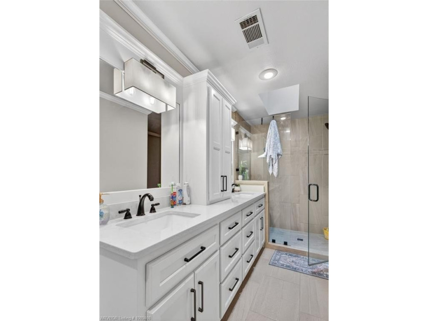Beautiful &amp; Super Clean 3 Bedroom, 3 1/2 Bath home on 1.46 - photo 25