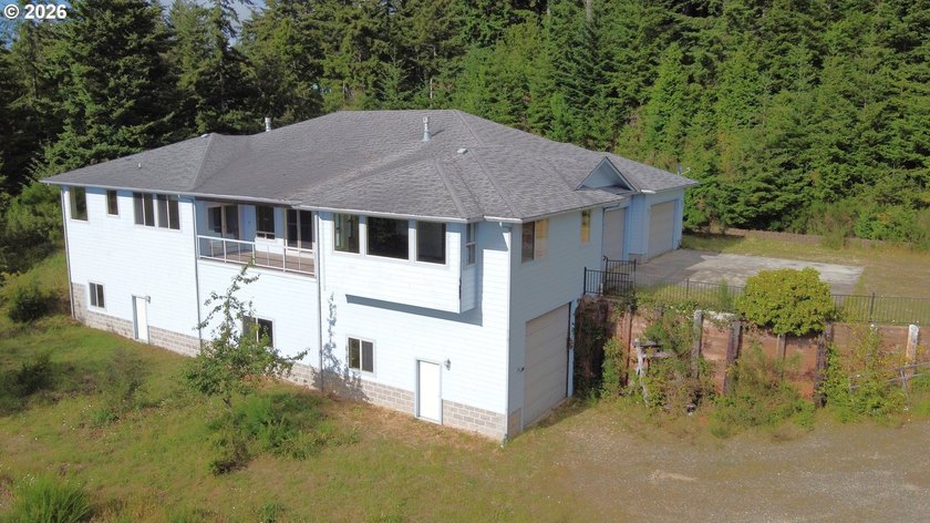 Enjoy peaceful COASTAL LIVING in this custom-built 2006 home - photo 40