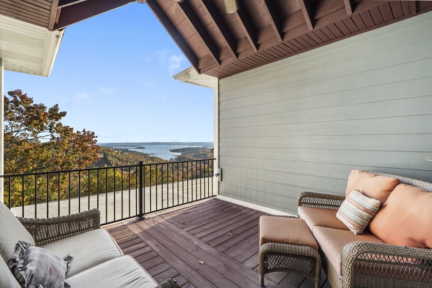 Welcome to an extraordinary lakefront estate in the prestigious - photo 45