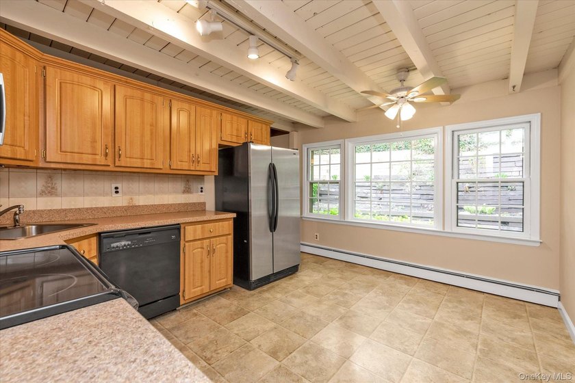 Welcome Home To 21 Beech Place. Colonial Residence On A Quiet - photo 8