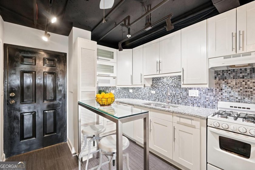Priced to sell and move in ready right on time for the new - photo 5