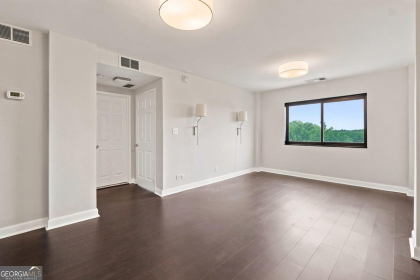 Priced to sell and move in ready right on time for the new - photo 7