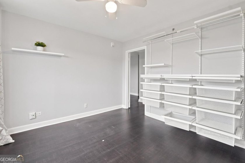 Priced to sell and move in ready right on time for the new - photo 10