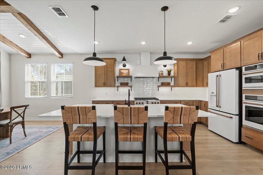 Luxury marsh front living, newer construction, deep water - photo 7
