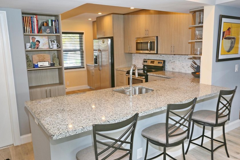 Beautiful 2 Bedrooms and 2 Baths Completely renovated. Kitchen - photo 11