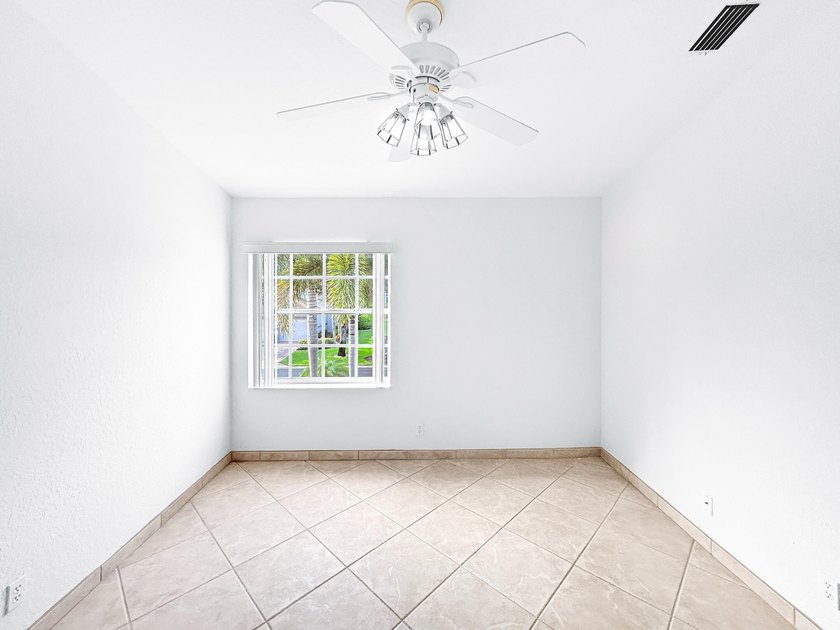 Second-floor condo with 3 bedrooms, 2 bathrooms, vaulted - photo 11