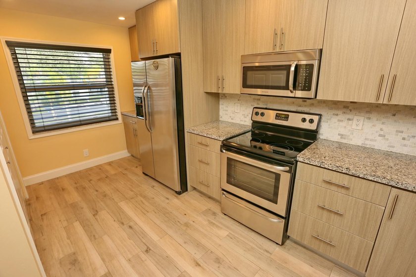 Beautiful 2 Bedrooms and 2 Baths Completely renovated. Kitchen - photo 12