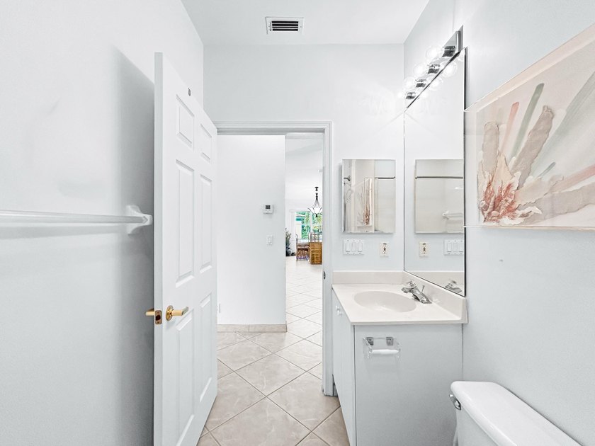 Second-floor condo with 3 bedrooms, 2 bathrooms, vaulted - photo 13