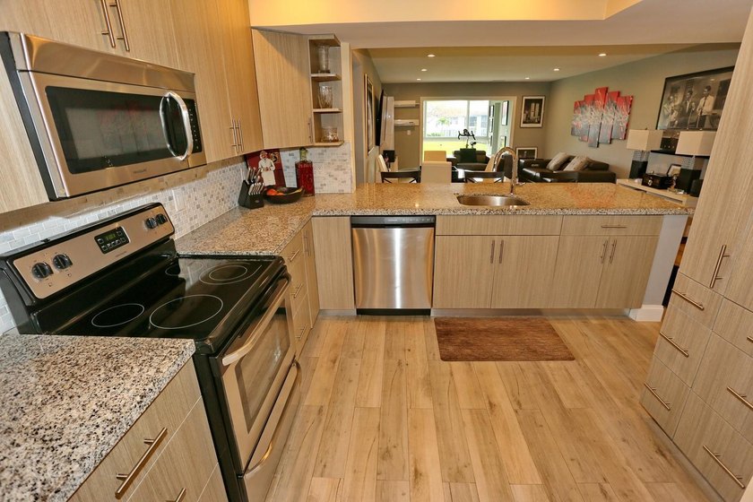 Beautiful 2 Bedrooms and 2 Baths Completely renovated. Kitchen - photo 14