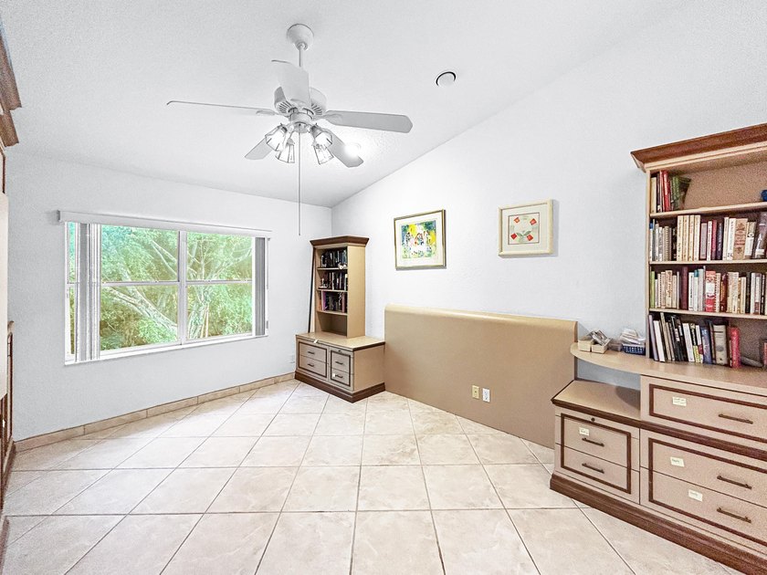 Second-floor condo with 3 bedrooms, 2 bathrooms, vaulted - photo 14