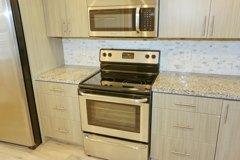 Beautiful 2 Bedrooms and 2 Baths Completely renovated. Kitchen - photo 15