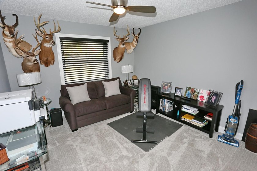 Beautiful 2 Bedrooms and 2 Baths Completely renovated. Kitchen - photo 18