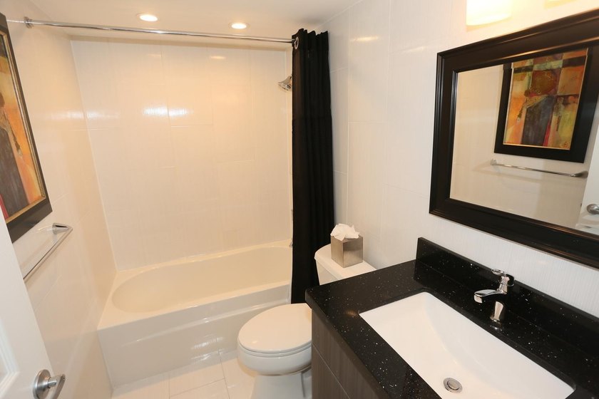 Beautiful 2 Bedrooms and 2 Baths Completely renovated. Kitchen - photo 19