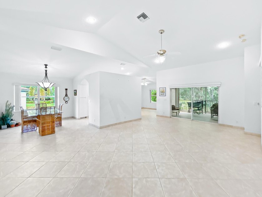 Second-floor condo with 3 bedrooms, 2 bathrooms, vaulted - photo 19