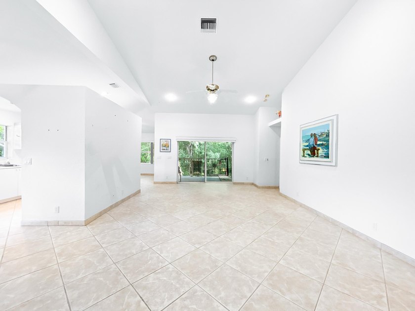 Second-floor condo with 3 bedrooms, 2 bathrooms, vaulted - photo 20