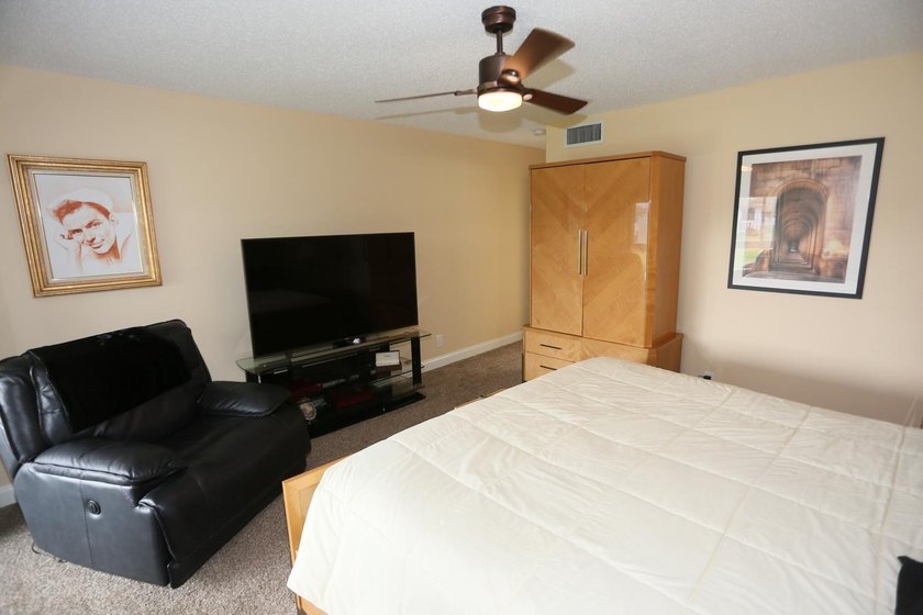 Beautiful 2 Bedrooms and 2 Baths Completely renovated. Kitchen - photo 22