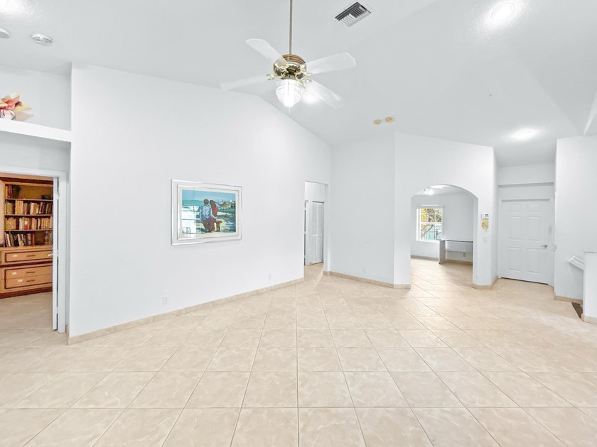 Second-floor condo with 3 bedrooms, 2 bathrooms, vaulted - photo 22
