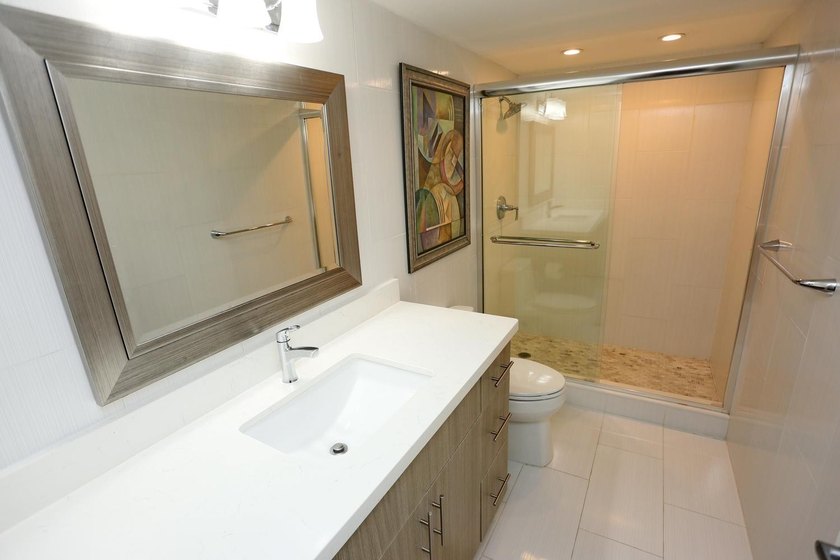 Beautiful 2 Bedrooms and 2 Baths Completely renovated. Kitchen - photo 23