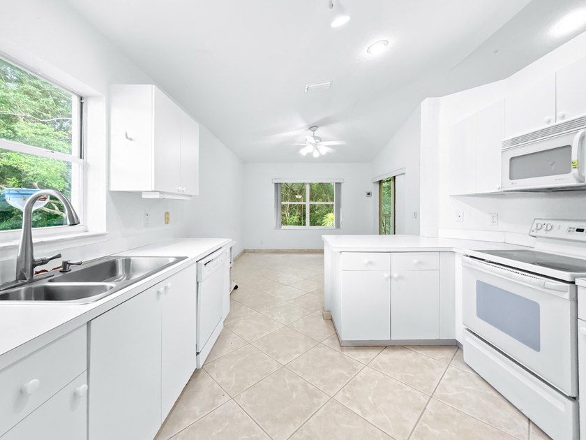 Second-floor condo with 3 bedrooms, 2 bathrooms, vaulted - photo 23