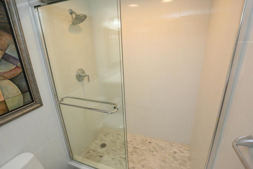 Beautiful 2 Bedrooms and 2 Baths Completely renovated. Kitchen - photo 24