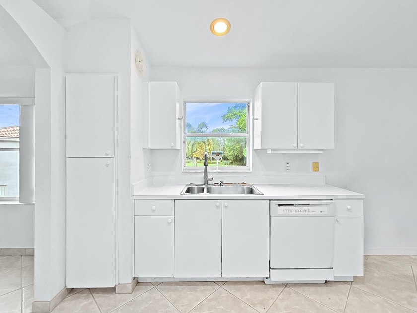 Second-floor condo with 3 bedrooms, 2 bathrooms, vaulted - photo 25