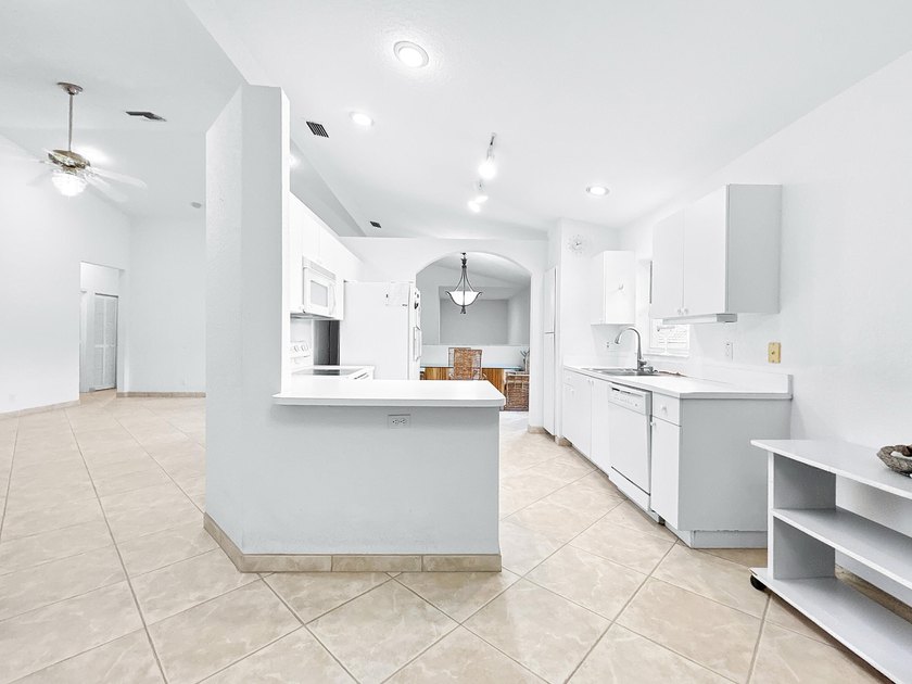 Second-floor condo with 3 bedrooms, 2 bathrooms, vaulted - photo 26