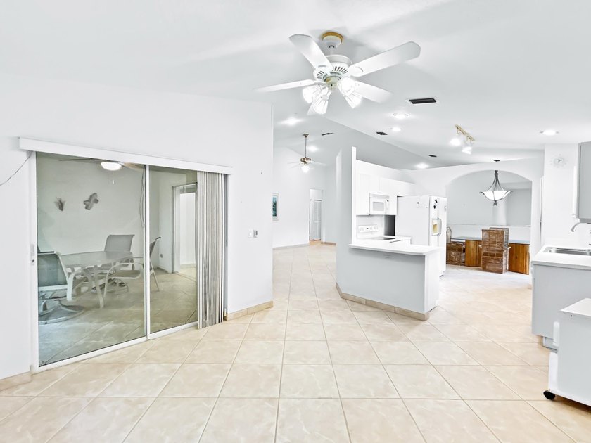 Second-floor condo with 3 bedrooms, 2 bathrooms, vaulted - photo 28