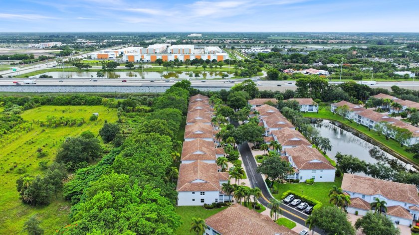 Second-floor condo with 3 bedrooms, 2 bathrooms, vaulted - photo 30