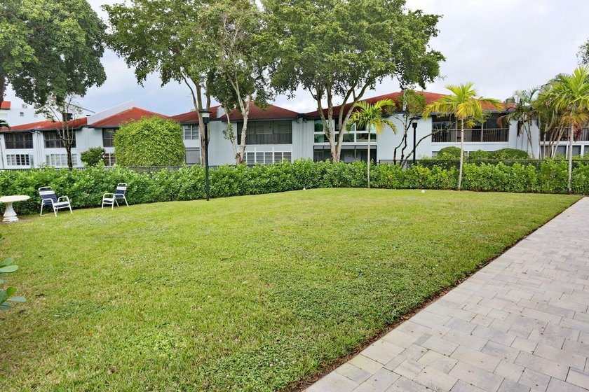 Beautiful 2 Bedrooms and 2 Baths Completely renovated. Kitchen - photo 34