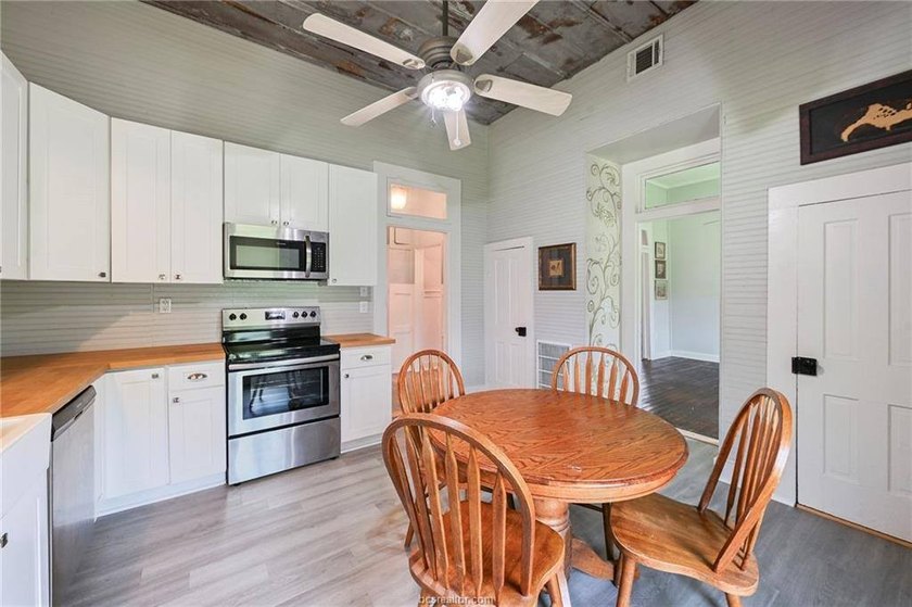 Adorable home that has been remolded from top to bottom yet - photo 5