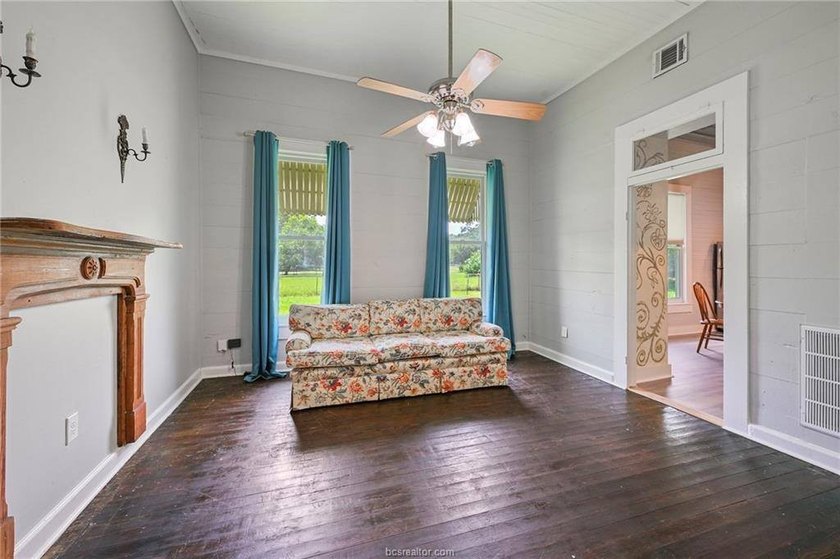 Adorable home that has been remolded from top to bottom yet - photo 8